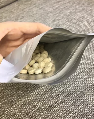 REFUME 袋の中身 錠剤たくさん