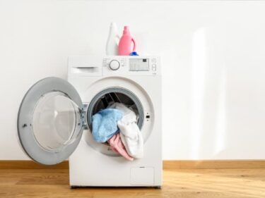 洗濯機と服と洗剤