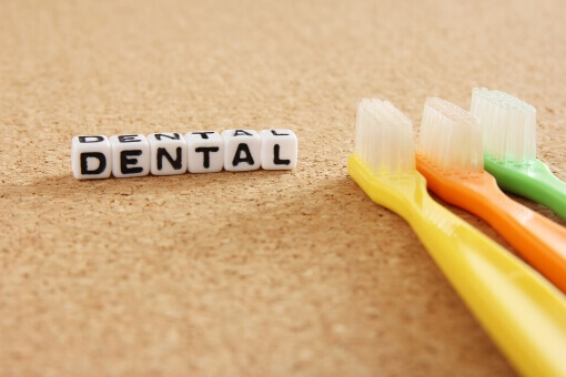 三本の歯ブラシ dental と書いた駒