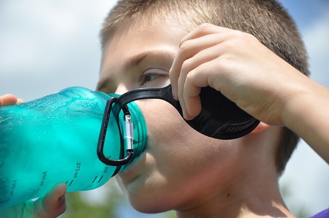 スポーツドリンクを飲む少年