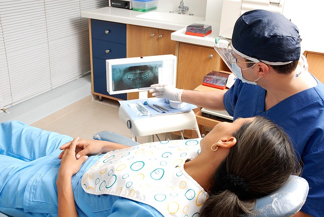 歯科医と患者　治療室の写真