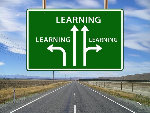道路標識 learningと書いてある