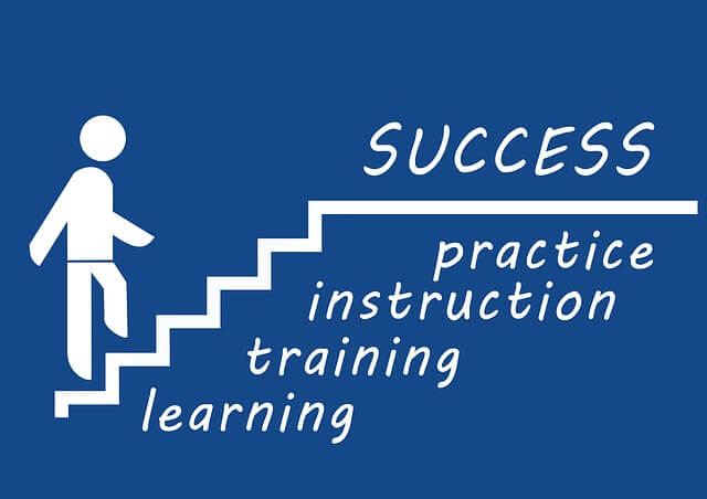 成功の階段を上るイラスト 文字は practice instruction training learning と書いてある