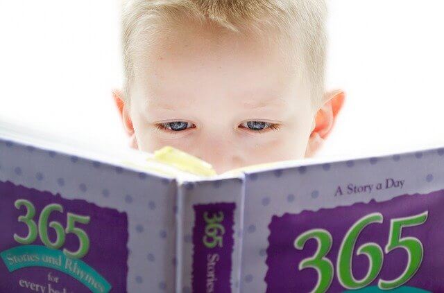 こどもが本を読んでいる写真