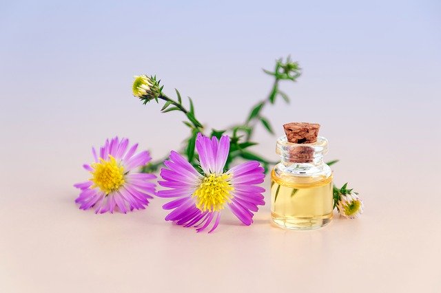香水と花の写真