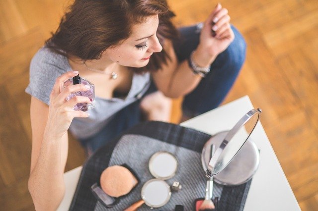 女性が香水をつける写真