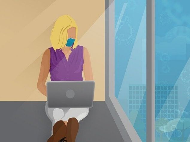 マスクをして部屋でパソコンする女性